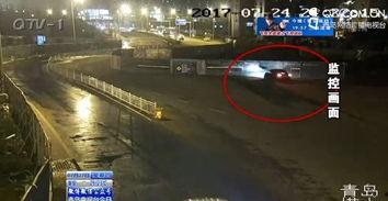 吃瓜群众看热闹撞护栏,引发网友热议