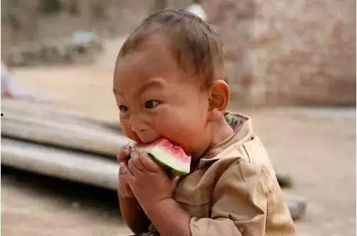 吃瓜群众吐彩虹做鬼脸,吃瓜群众的趣味狂欢