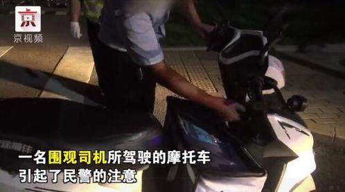 吃瓜群众准备上车视频,视频记录全民狂欢